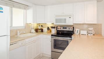 Appart'hÎtel, 2 chambres, vue océan | Cuisine privée | Grand réfrigérateur, micro-ondes, four, plaque de cuisson