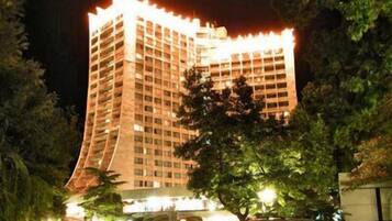 Bagian depan properti - sore/malam