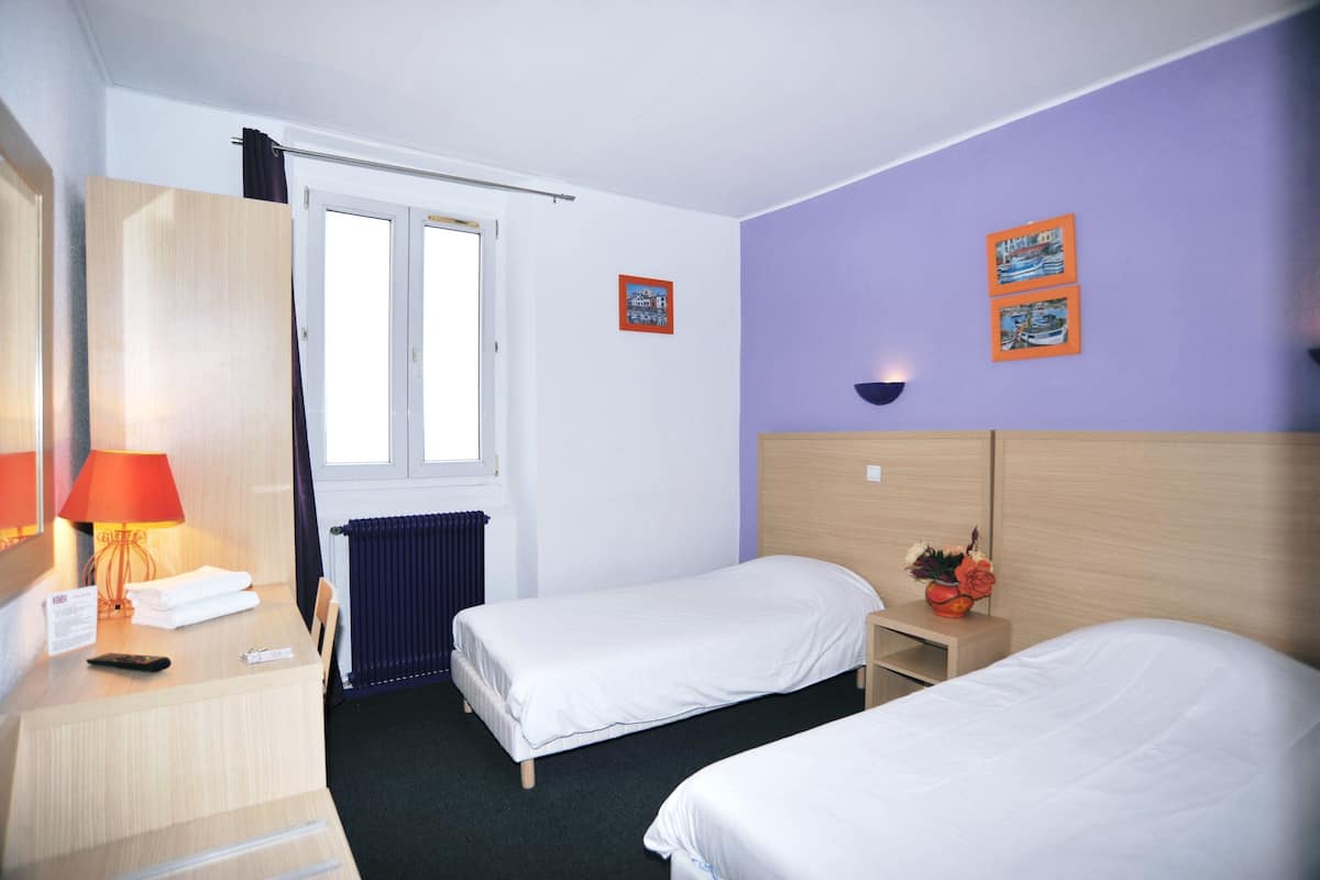 Economy Double Room | Soundproofing, rollaway beds (surcharge), WiFi (free)