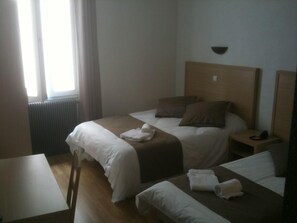 Individuell dekoriert, individuell eingerichtet, schallisolierte Zimmer