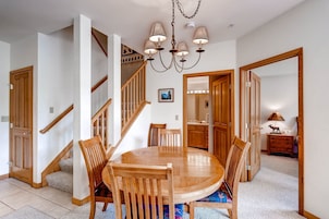 Premier Condo, 3 Bedrooms (Gateway) | In-room dining