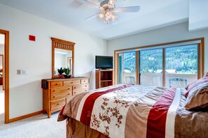 尊贵公寓式客房, 3 间卧室 (Gateway) | 特色装修、特色家居、办公桌、熨斗/熨衣板