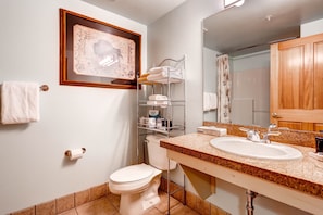 Studio (Efficiency Condominium) | Salle de bain | Ensemble douche/baignoire, serviettes fournies
