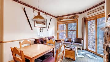 Appartamento, 2 camere da letto (Hidden River, 2 Bath) | Area soggiorno | TV