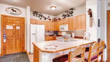 Condo, 2 habitaciones (Hidden River, 2 Bath) | Cocina privada | Refrigerador, microondas y cafetera y tetera