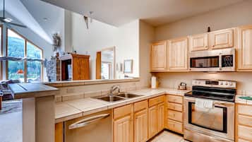 Condo Premier, 3 habitaciones (Gateway) | Cocina privada | Refrigerador, microondas y cafetera y tetera