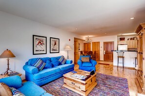 公寓式客房, 2 间卧室 (2 Bath) | 起居区 | 电视