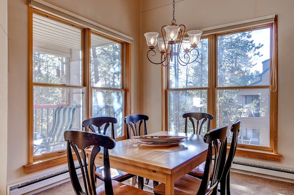 Condo, 3 quartos | Opções para refeição no quarto