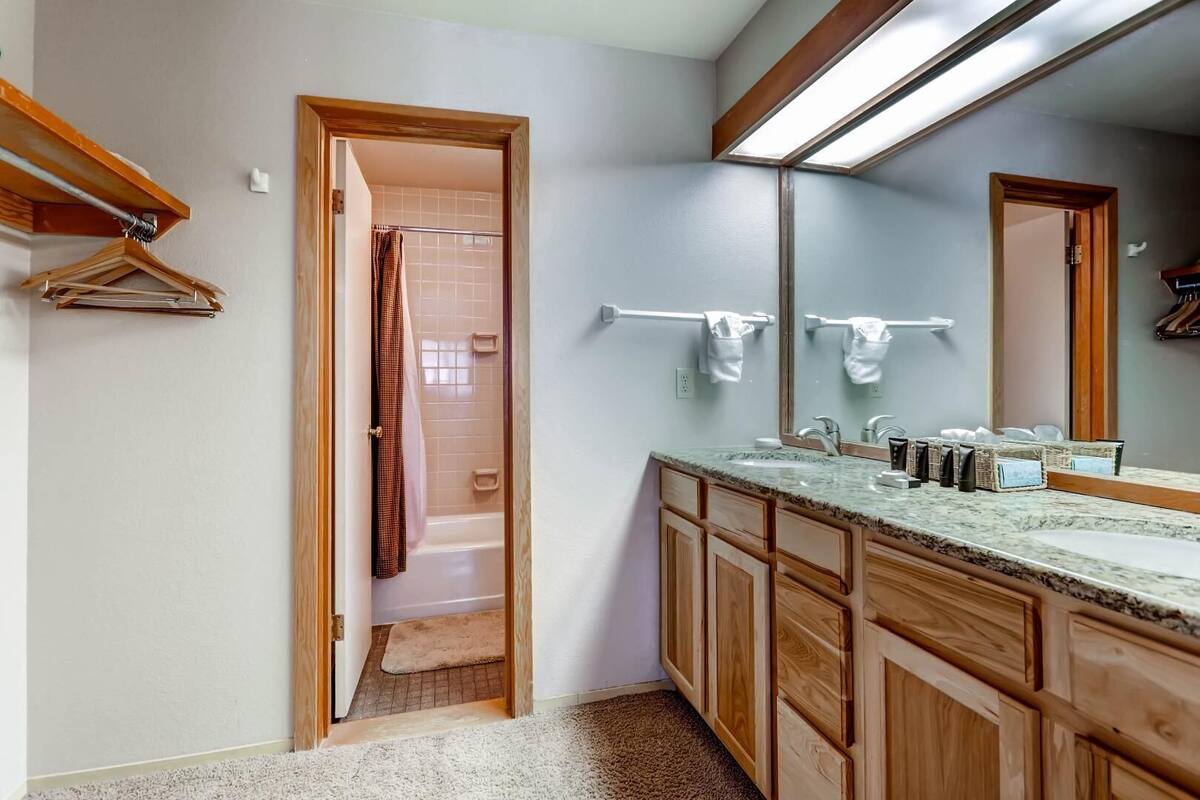 Bathroom | Combined shower/tub, free toiletries, hair dryer, towels