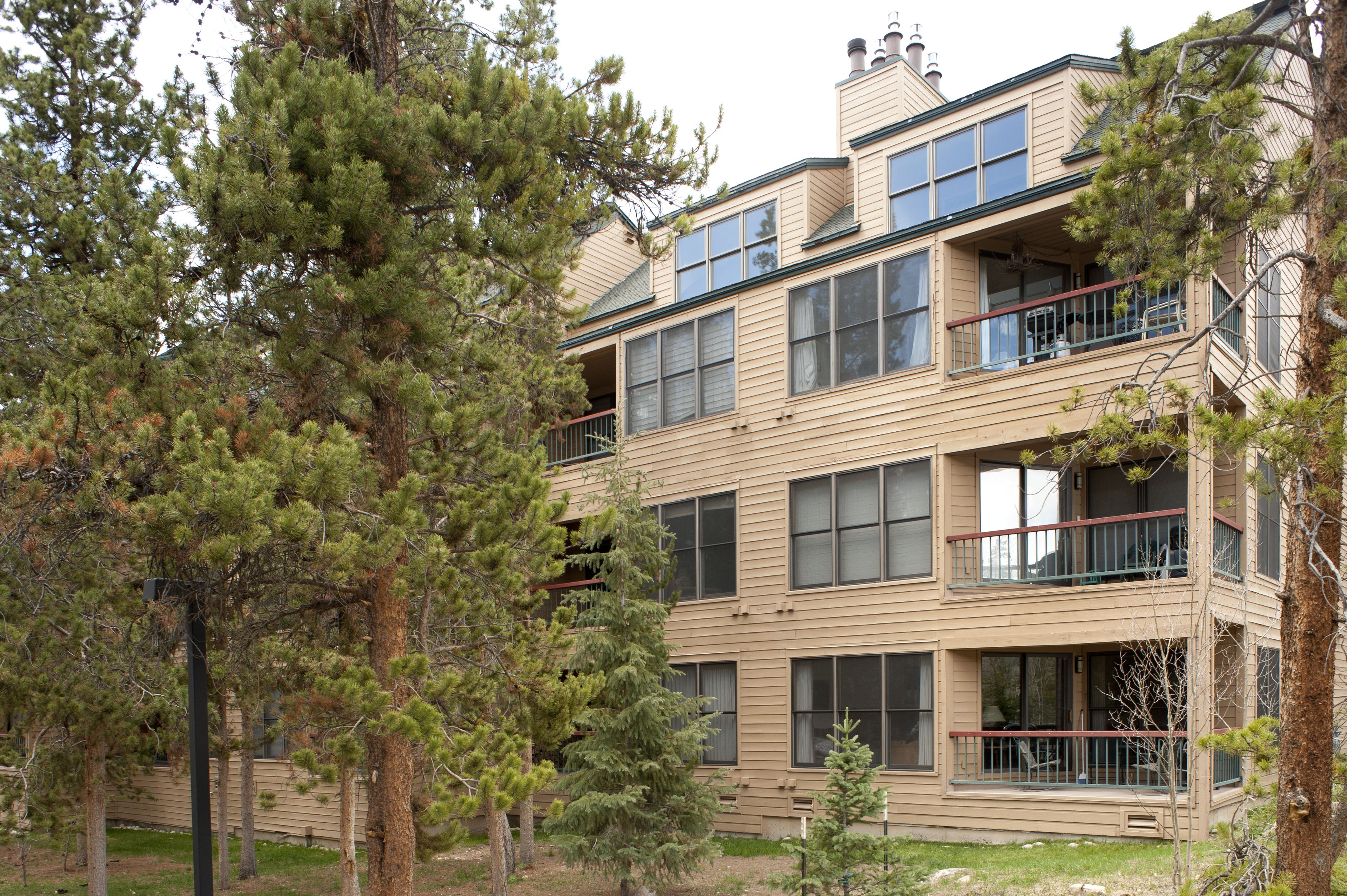 Un immeuble à plusieurs étages doté d’un balcon au deuxième étage et d’un porche couvert au rez-de-chaussée.