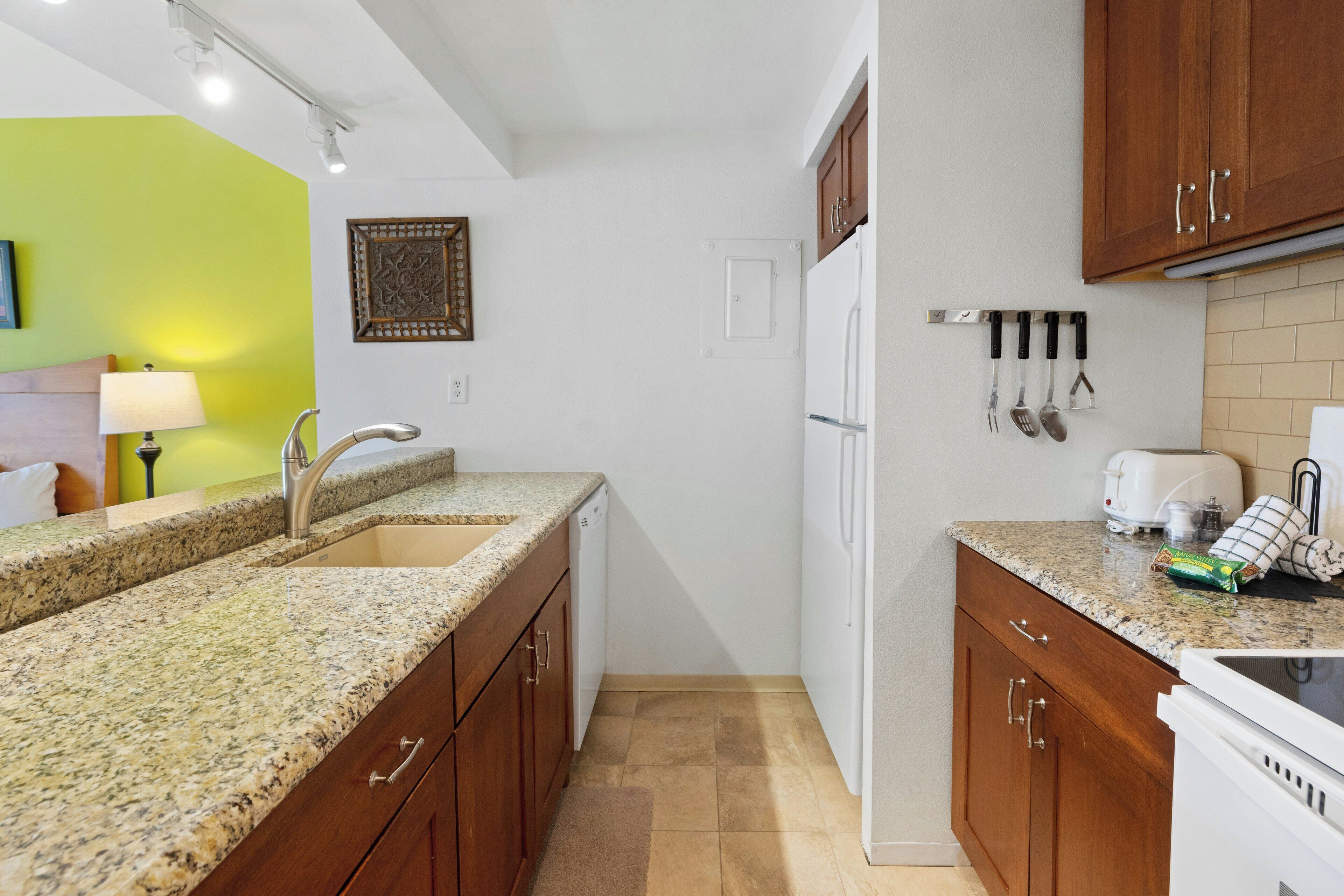 Studio (Condominium) | Cuisine partagée | Réfrigérateur, four à micro-ondes, surface de cuisson, cafetière-théière