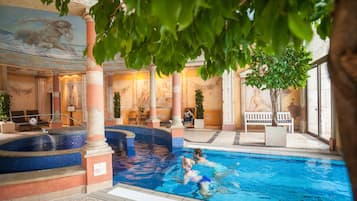 Una piscina techada, una piscina al aire libre de temporada