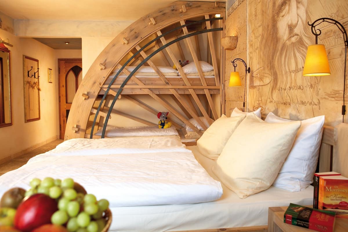 hypo-allergenic bedding, in-room safe, desk, free wifi