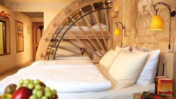 Roba de llit hipoal·lergògena, caixa forta a l'habitació i escriptori