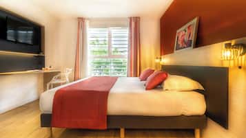 Muebles diferentes, escritorio y cortinas blackout