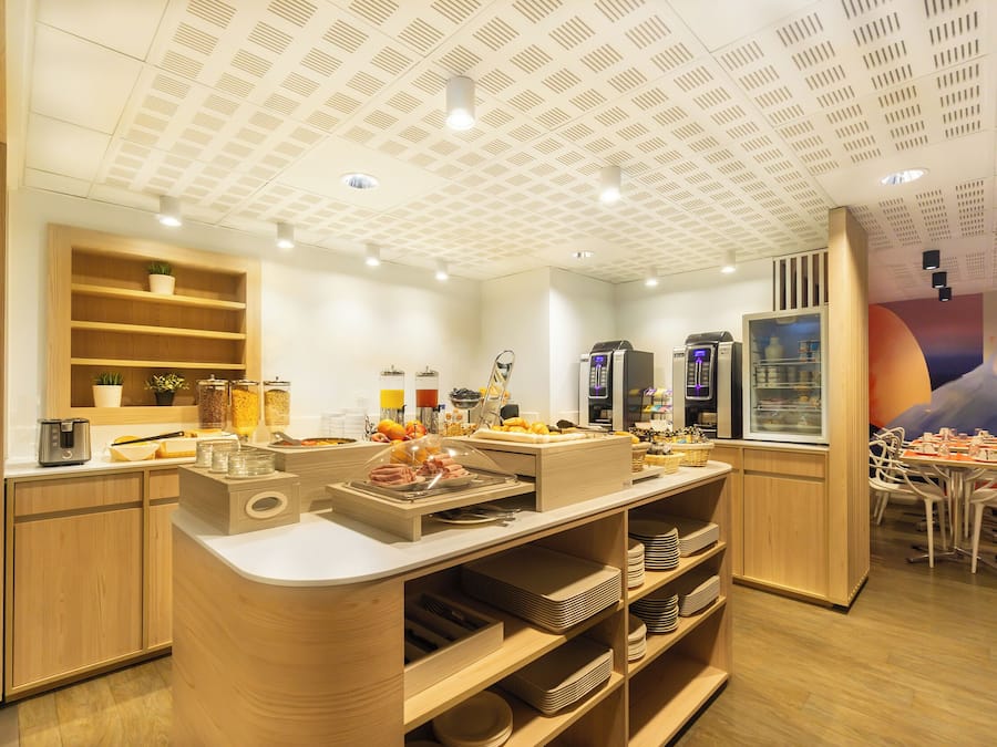 Se ofrece un desayuno bufé (13 EUR por persona)