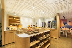 Se ofrece un desayuno bufé (13 EUR por persona)