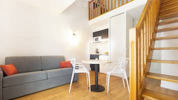 Maisonette, Kochnische | Wohnbereich | 52-Zoll-LCD-Fernseher mit Digitalempfang, Fernseher