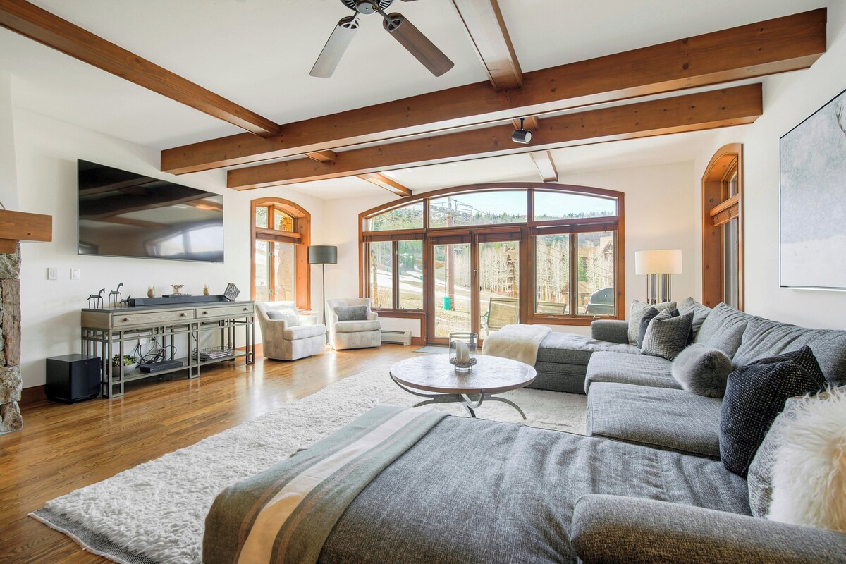 Premier Condo, 1 Bedroom (Snow Cloud) | Living room | TV, fireplace, DVD player