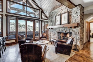 Tv, eldstad och dvd-spelare