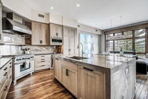 Townhome, 5 Bedroom (Horizon Pass) | Private kitchen | Full-size fridge, microwave, oven, stovetop