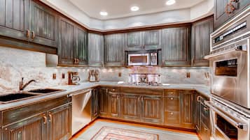Bear Paw, Condo, 2 Bedrooms | Private kitchen