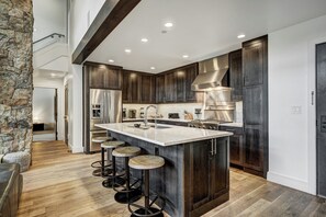 Condo, 4 habitaciones (Snow Cloud | Platinum) | Cocina compartida | Refrigerador con congelador, microondas, horno y parrilla de estufa 