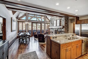 Tv, eldstad och dvd-spelare