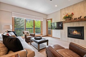 3 Bedroom Platinum Condo | Wohnbereich