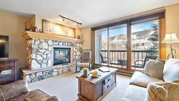 2 Bedroom Platinum Condo | Living area | 32-inch TV with digital channels, fireplace