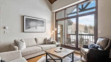 3 Bedroom Platinum Condo | Living area | 32-inch TV with digital channels, fireplace