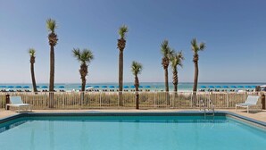 Una piscina con vista a la playa y al océano.