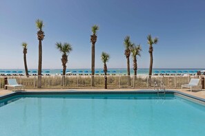 Outdoor pool, pool loungers - Radisson Beachfront Hotel - Panama City Beach (Panama City Beach)