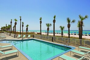 Una piscina al aire libre, tumbonas