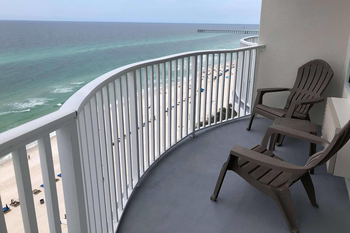 Espacio para trabajar con laptop y tabla de planchar con plancha