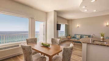 Espacio para trabajar con laptop y tabla de planchar con plancha