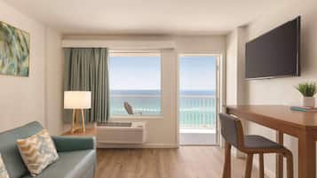 Espacio para trabajar con laptop y tabla de planchar con plancha