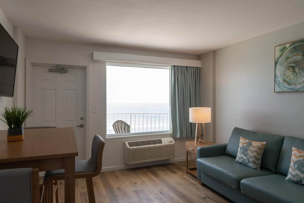 Laptop workspace, iron/ironing board, free WiFi, bed sheets