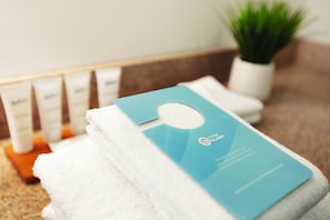 Laptop workspace, iron/ironing board, free WiFi, bed sheets - Radisson Beachfront Hotel - Panama City Beach (Panama City Beach)