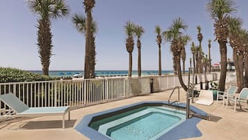 Una piscina al aire libre, sillones reclinables de piscina