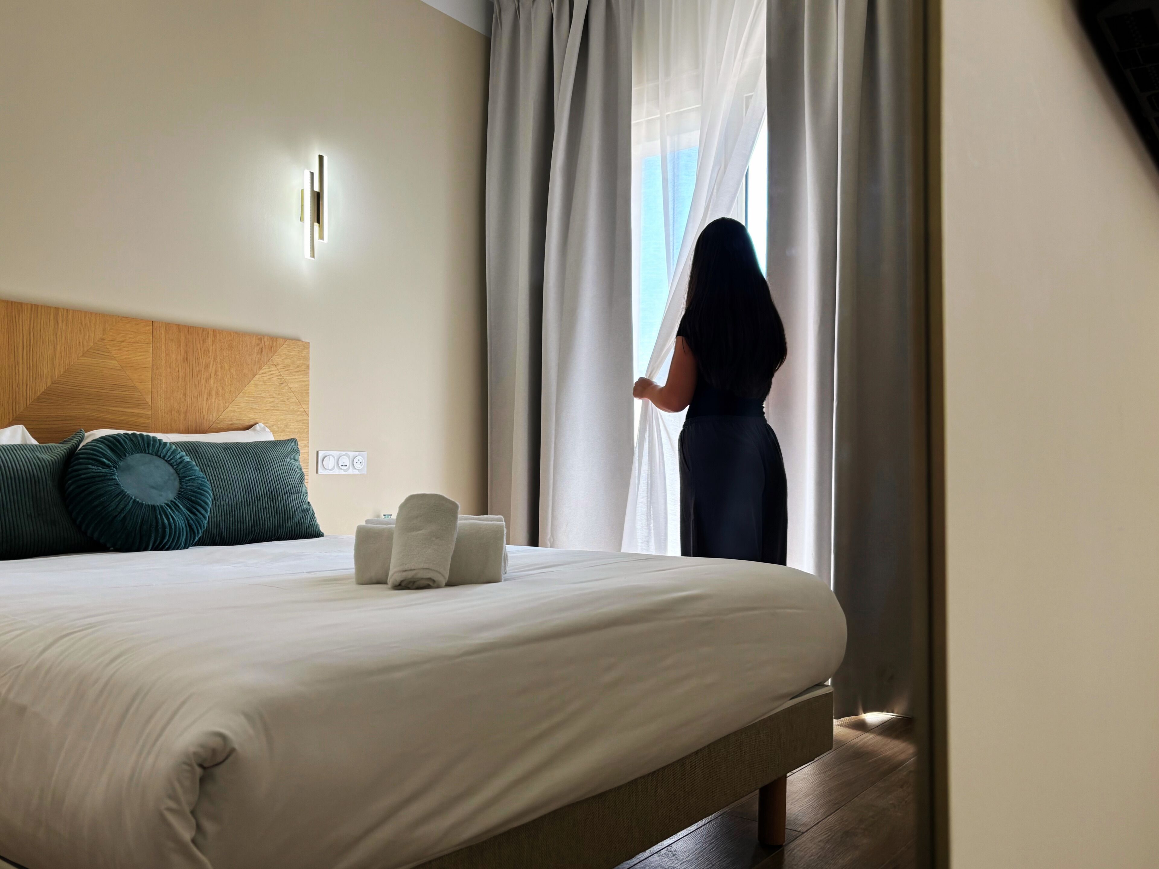 Een bureau, gratis wifi, beddengoed
