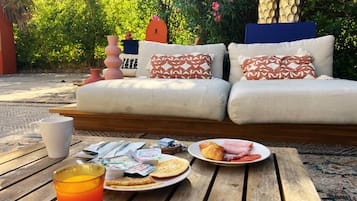 Daily buffet breakfast for a fee