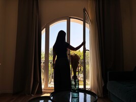 Escritorio, wifi gratis y ropa de cama