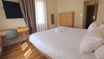 Escritorio, wifi gratis y ropa de cama