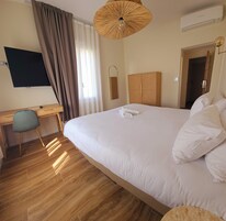 办公桌、免费 WiFi、床单