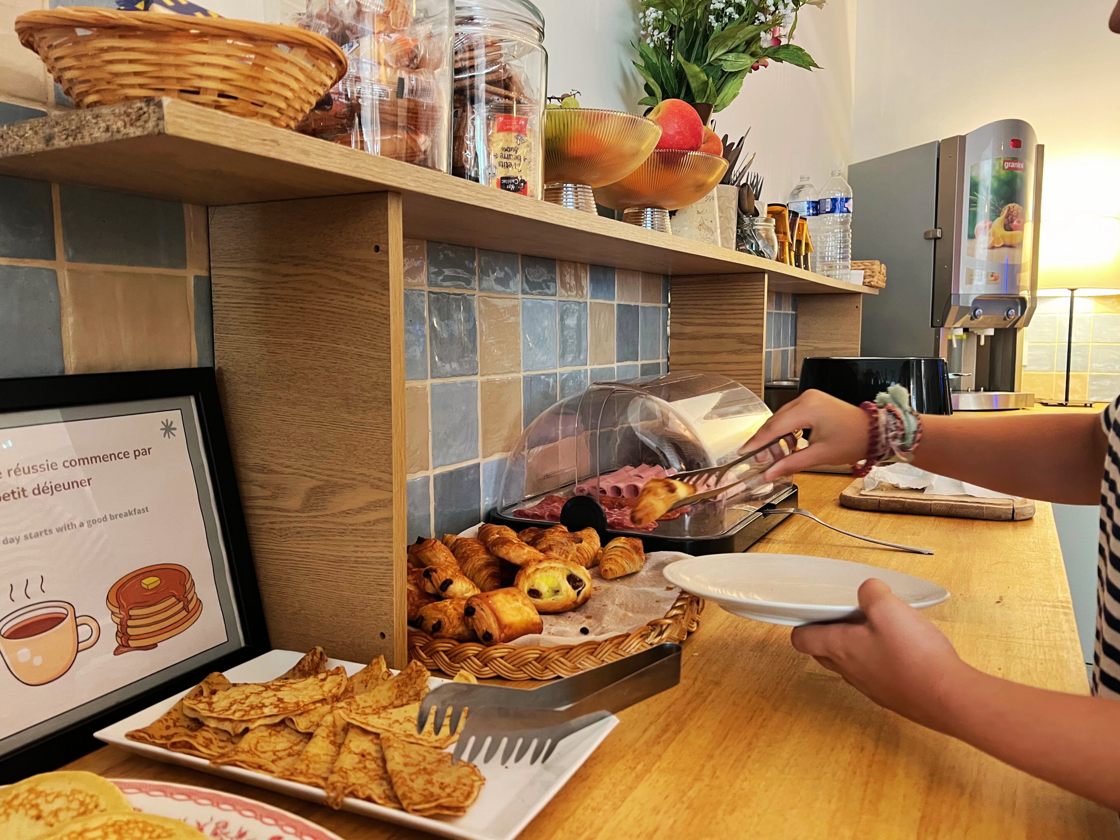 Petit déjeuner buffet servi tous les jours en supplément