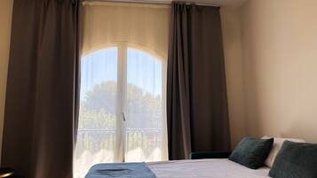 Bureau, Wi-Fi gratuit, draps fournis