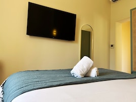 Quarto casal conforto | Escrivaninha, Wi-Fi de cortesia, roupa de cama