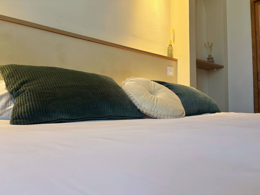 Escritorio, wifi gratis y ropa de cama