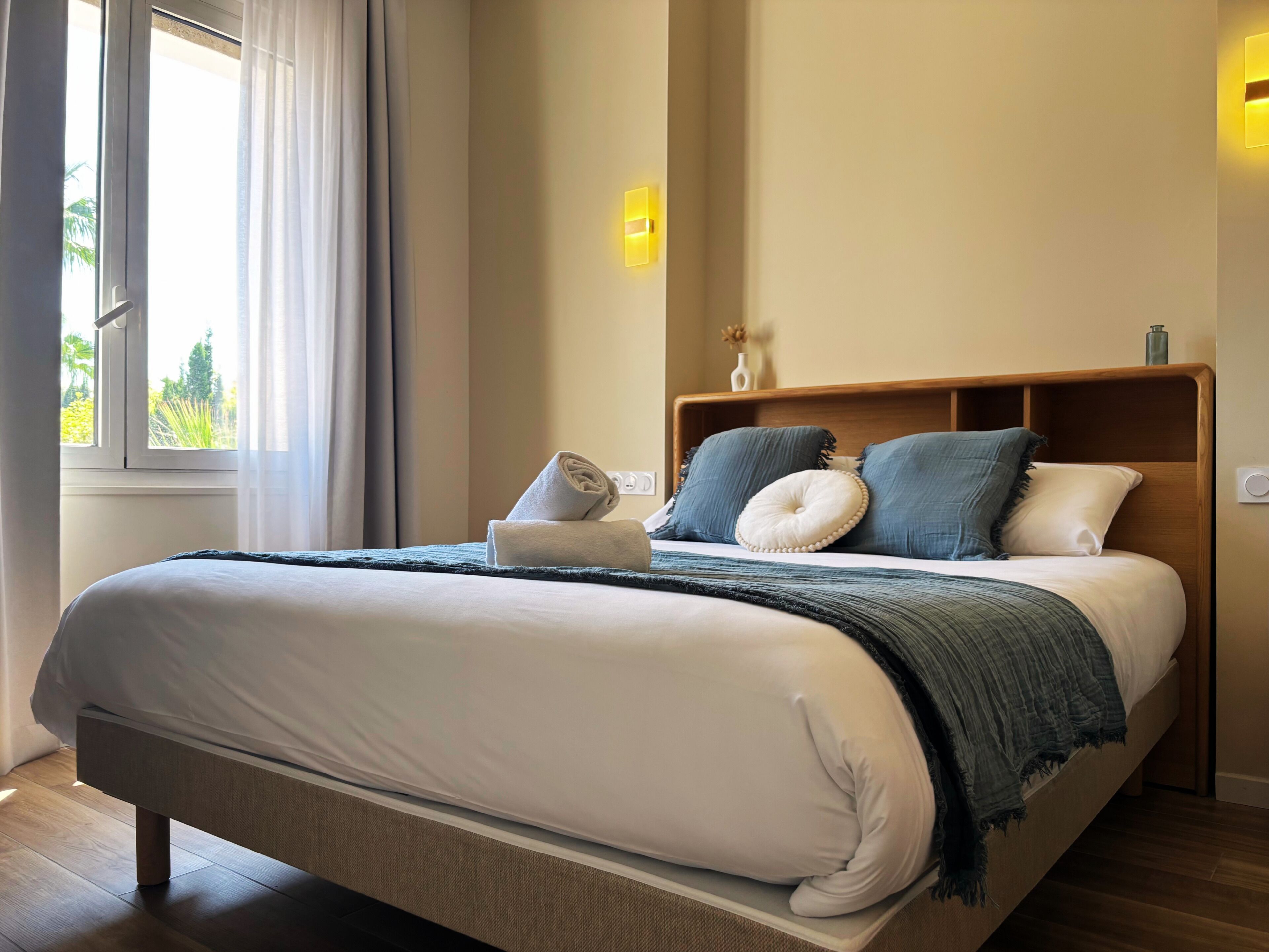 Comfort tweepersoonskamer | Een bureau, gratis wifi, beddengoed